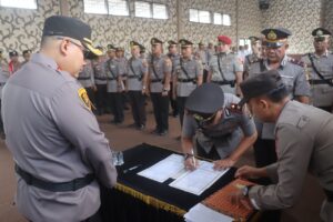 Kapolres Lampung Selatan Pimpin Upacara Serah Terima Jabatan Kasat Dan Kapolsek Jajaran Polres Lampung Selatan