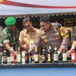 Polres Lampung Selatan Musnahkan Ratusan Botol Miras Jelang Tahun Baru 2025